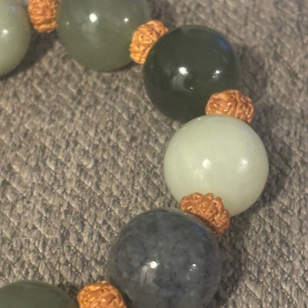 Jade Beaded Bracelet with Chinese Vajra Bodhi bead accents. - Picture 4 of 7